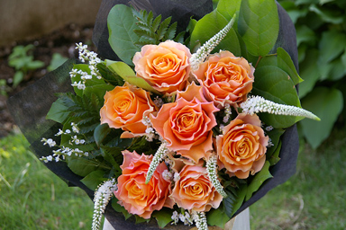 Floristry basic course  Hand-tied bouquet with 7 roses